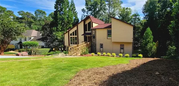 2696 Long Lake TER NE, Roswell, GA 30075