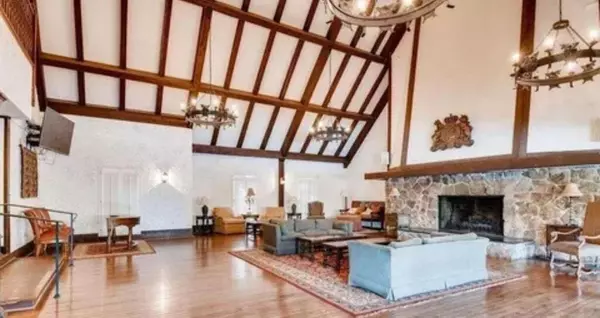 Atlanta, GA 30328,6851 Roswell RD #15