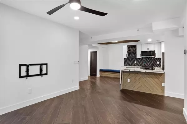 Atlanta, GA 30309,1074 Peachtree WALK NE #B106