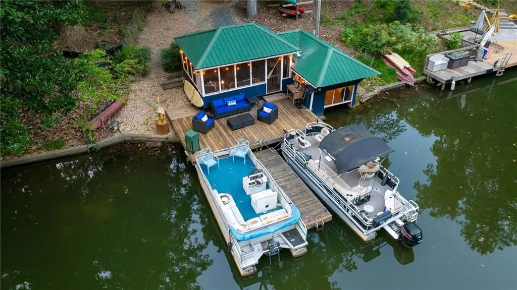 724 Lakeshore DR, Berkeley Lake, GA 30096