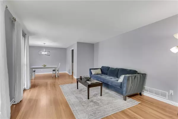 Marietta, GA 30066,922 Red Apple DR