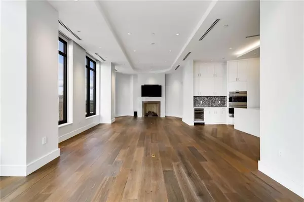 Atlanta, GA 30326,3376 Peachtree RD NE #33B