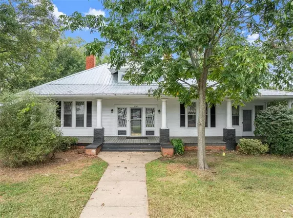 2140 N BROAD ST N, Commerce, GA 30529