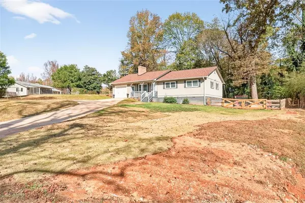 5867 Meadow View LN, Flowery Branch, GA 30542