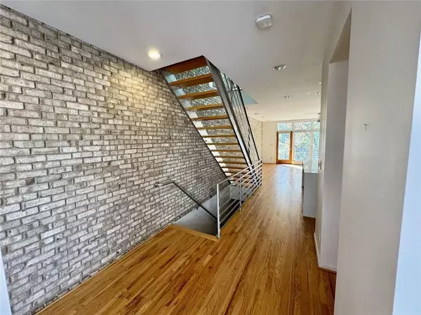 Brookhaven, GA 30319,1327 Peachtree VW NE