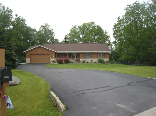 5555 S Oxford Dr, New Berlin, WI 53146