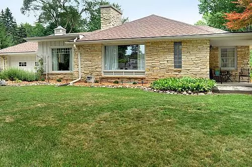 10144 W Vienna Ave, Wauwatosa, WI 53222