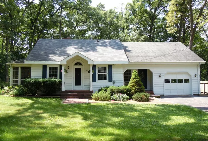 918 Juneau Dr, Fontana, WI 53125
