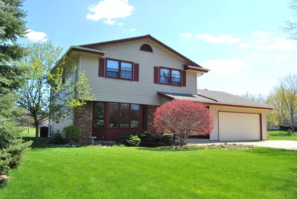 11404 N Country View Dr, Mequon, WI 53092