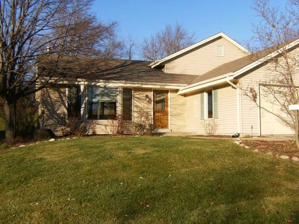 2722 Oakcrest Dr, Waukesha, WI 53188