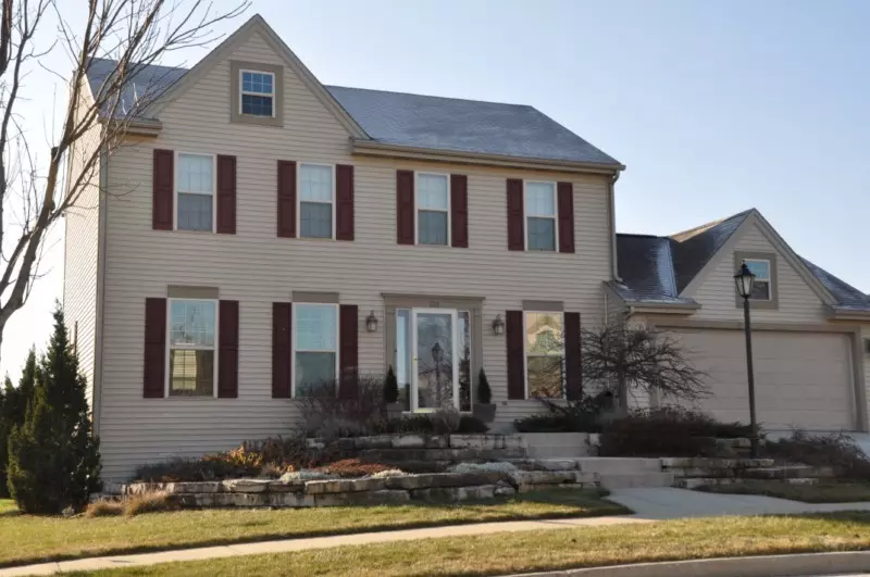 931 River Hill Dr, Waukesha, WI 53189