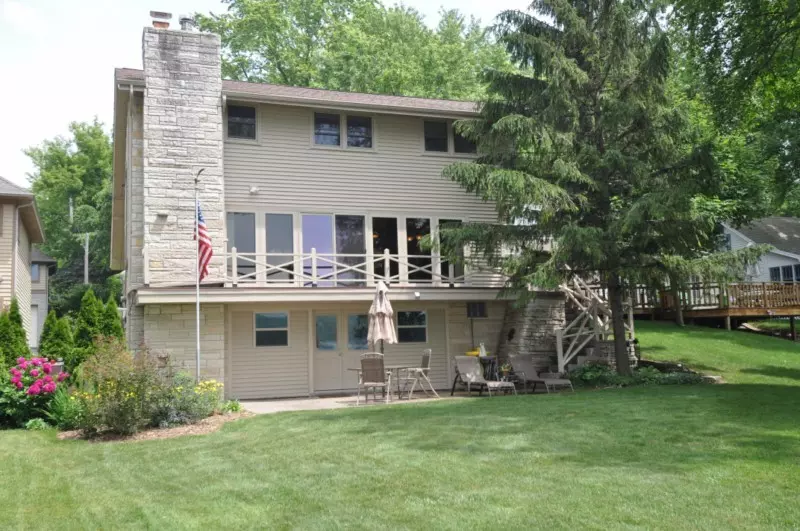 5387 Silver Lake Dr, West Bend, WI 53095