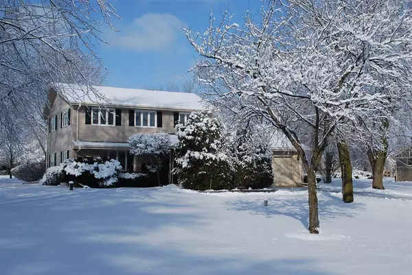 11663 N Bobolink Ln, Mequon, WI 53092