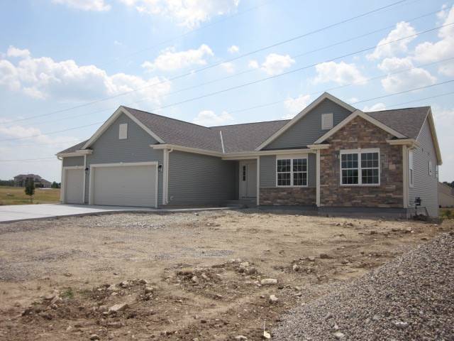 3267 SHERMAN PARC CIR, Jackson, WI 53037