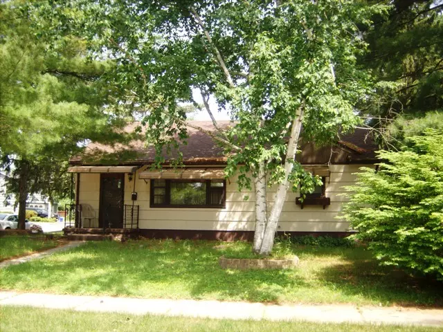 203 S Maple St, Oconomowoc, WI 53066