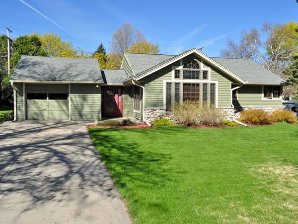 935 S Elm Grove Rd, Brookfield, WI 53005