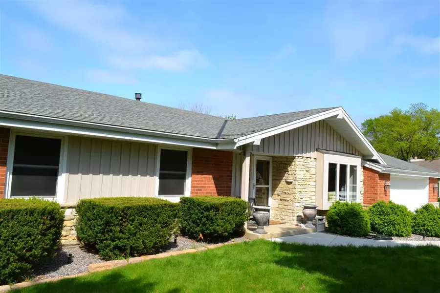 2630 Buena Vista Dr, Brookfield, WI 53045