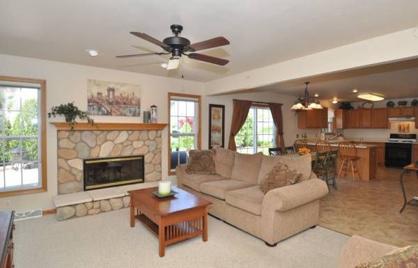 8177 S Lakeview Dr, Franklin, WI 53132