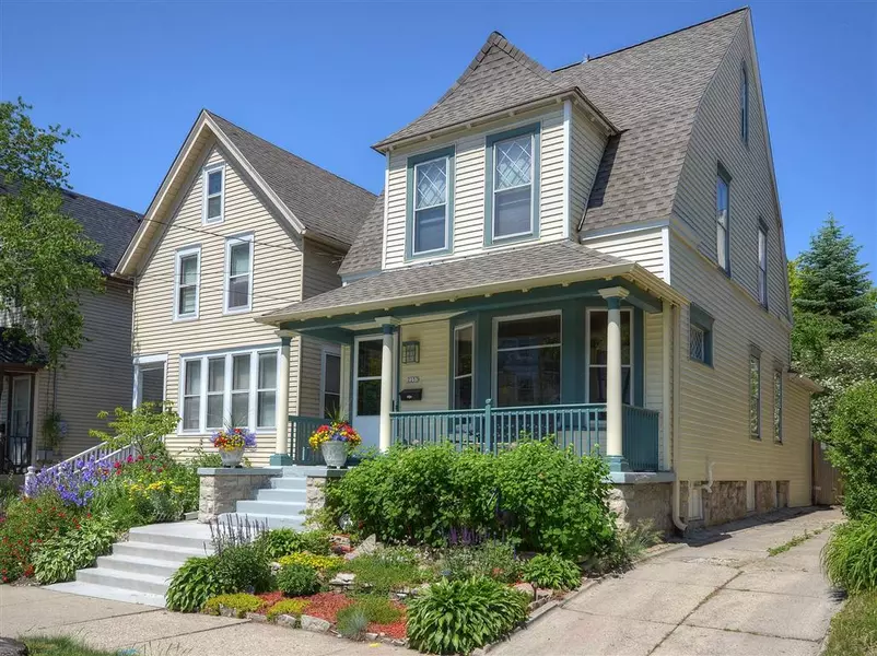 2257 N Summit Ave, Milwaukee, WI 53202