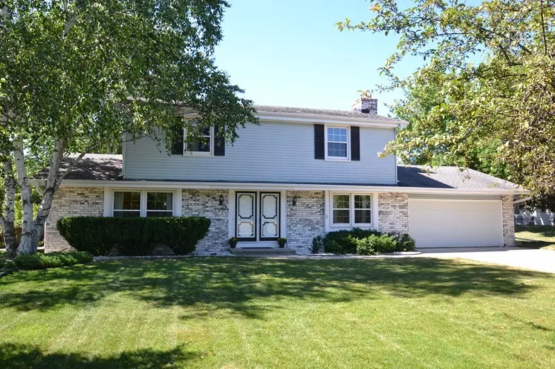 N24W22341 Elmwood Dr, Pewaukee, WI 53186