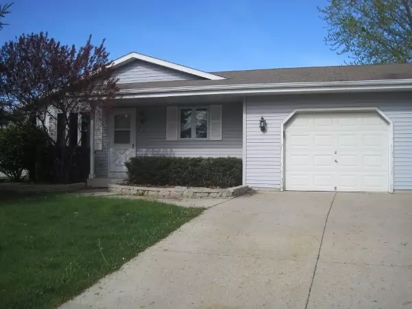 W198N16913 Ridgeway DR, Jackson, WI 53037