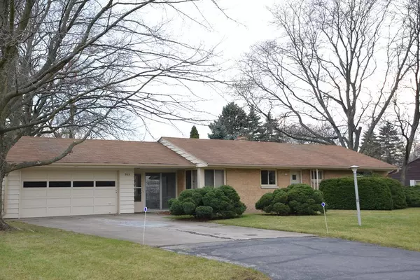 313 Sunny Ln, Thiensville, WI 53092