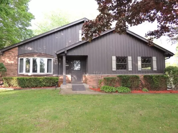21770 W Ann Louise Ct, New Berlin, WI 53146