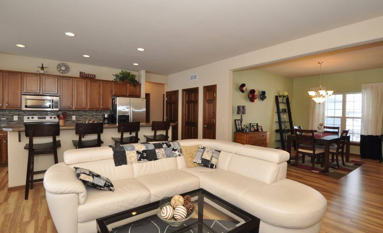 W205N17405 Spring Ridge Ct, Jackson, WI 53037