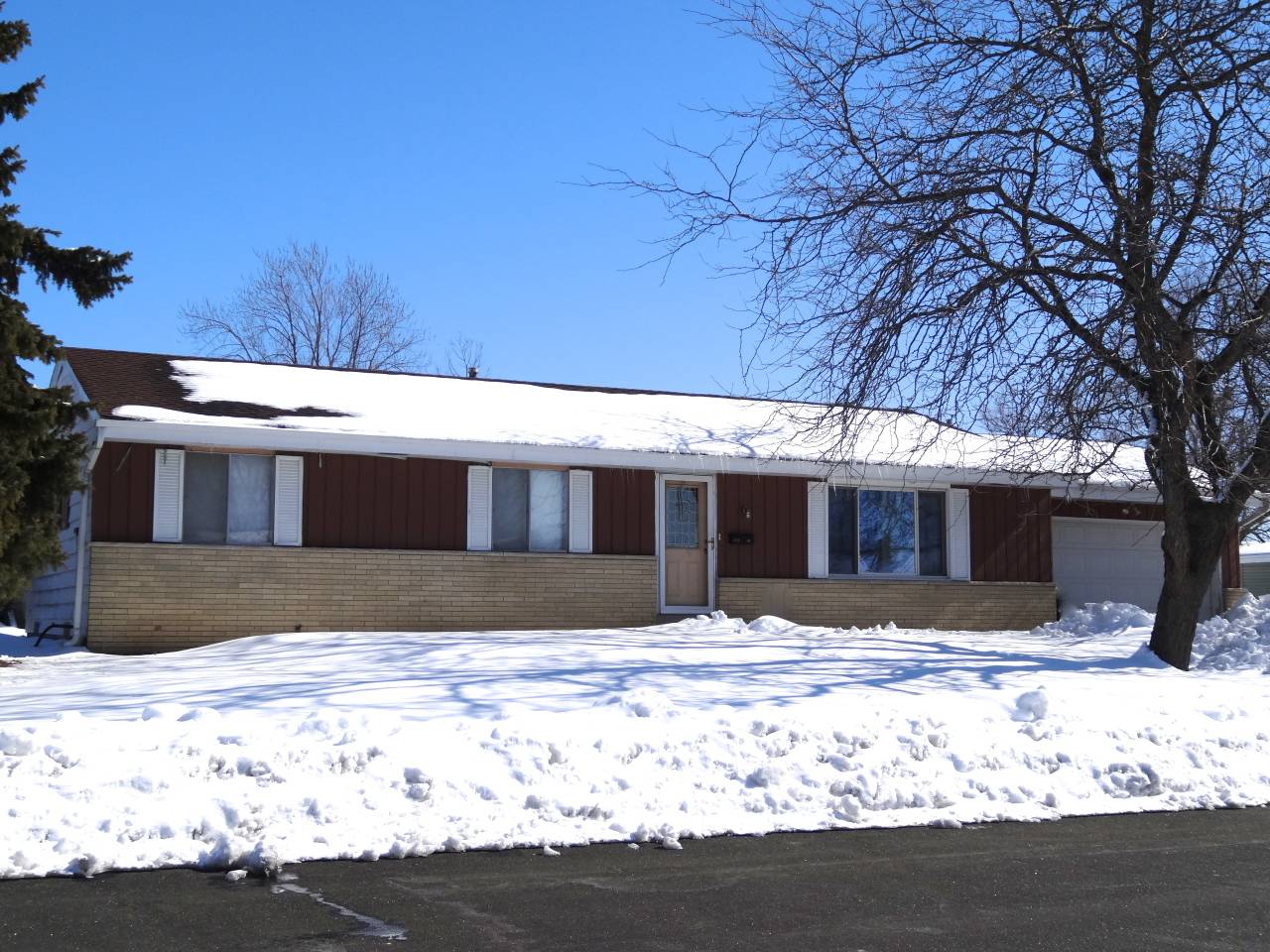 823 16th Ave, Union Grove, WI 53182