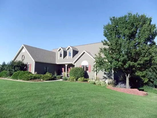 W327N3910 Wooded Ln, Nashotah, WI 53058