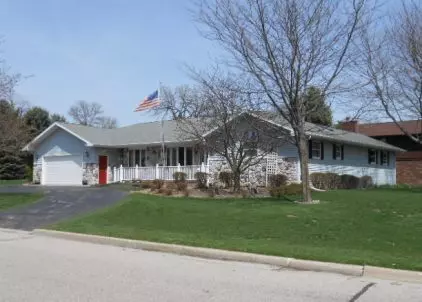 649 Edgewood Ave, Elkhorn, WI 53121