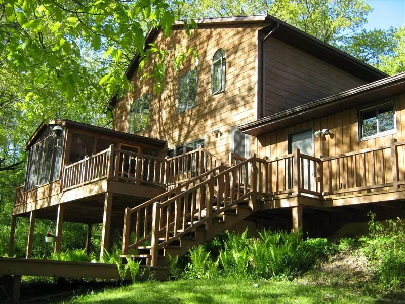 Lyons, WI 53147,2441 Briarwood Ct