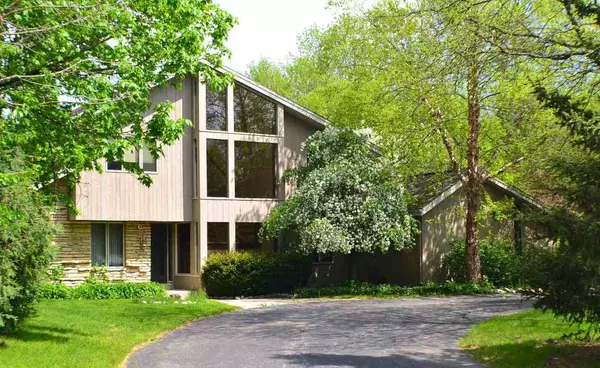 11642 N St. James Ln, Mequon, WI 53092