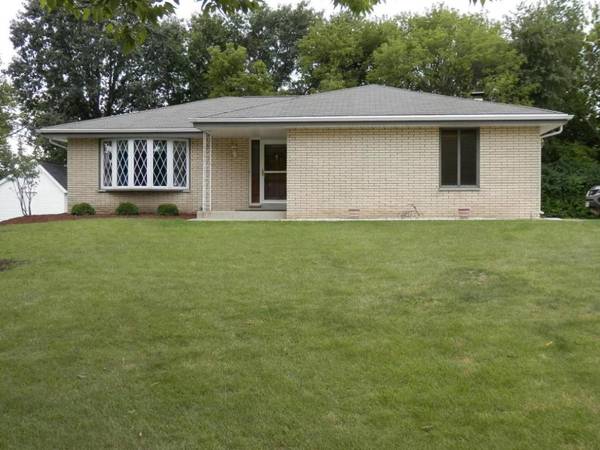 7905 S Mission Dr, Franklin, WI 53132