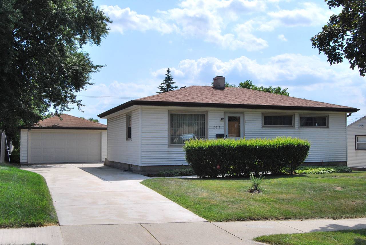 10919 W Jeffrey Ln, Milwaukee, WI 53225