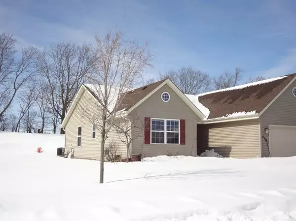 512 Parkview Dr, Johnson Creek, WI 53038