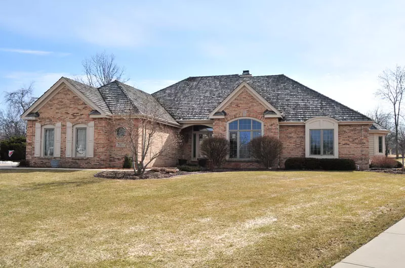 W157N7415 Stonewood Cir, Menomonee Falls, WI 53051