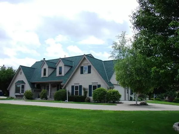 9811 S Deerpath Dr, Oak Creek, WI 53154