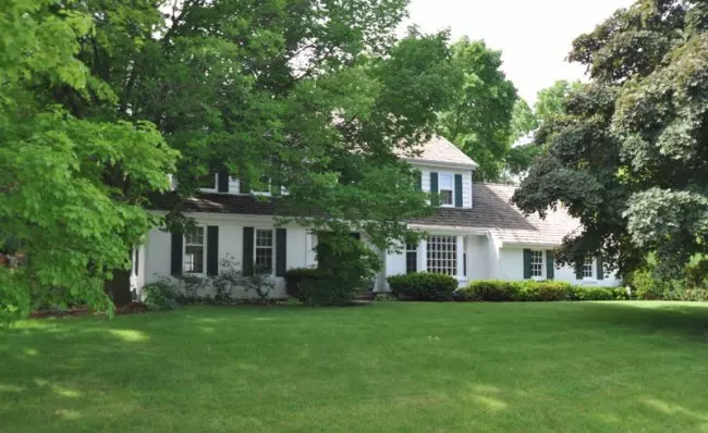 Mequon, WI 53092,9739 N Lamplighter Ln