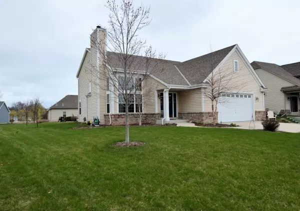 3880 E Hazelbranch Ln, Oak Creek, WI 53184