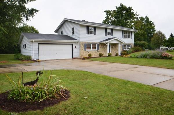 N53W35774 Hillview Ct, Oconomowoc, WI 53066