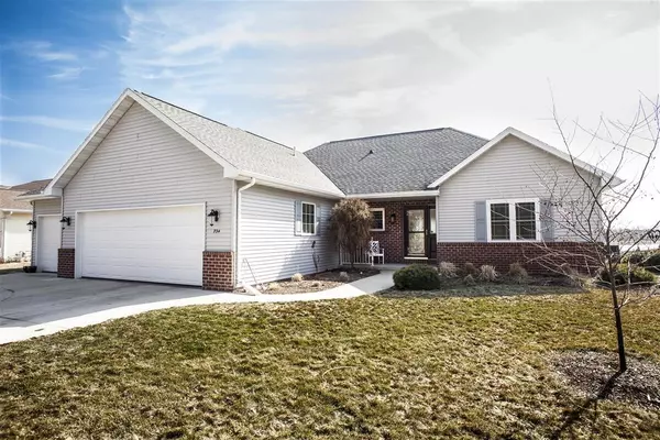 734 Hidden Lake Ct S, Slinger, WI 53086