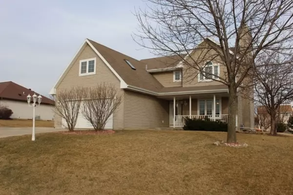 8560 S Apple Creek Dr, Oak Creek, WI 53154