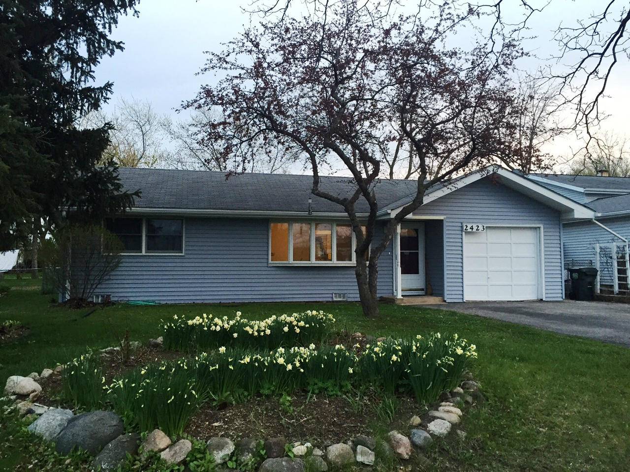 2324 E Sand Lake Rd, Lindenhurst, IL 60046