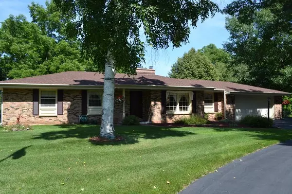 N17W27318 Lakefield Dr, Pewaukee, WI 53072