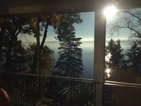 573 N Lakeshore Dr, Fontana, WI 53125