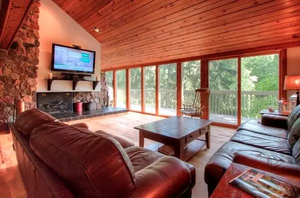343 S Lower Gardens Rd, Fontana, WI 53125
