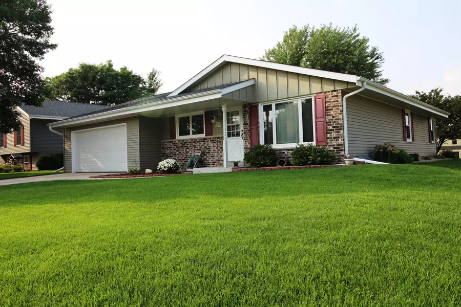 N170W20154 Willow Ridge Dr, Jackson, WI 53037