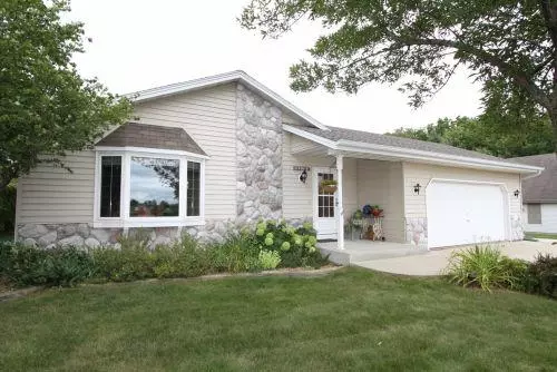 8070 S Long Meadow Dr, Oak Creek, WI 53154