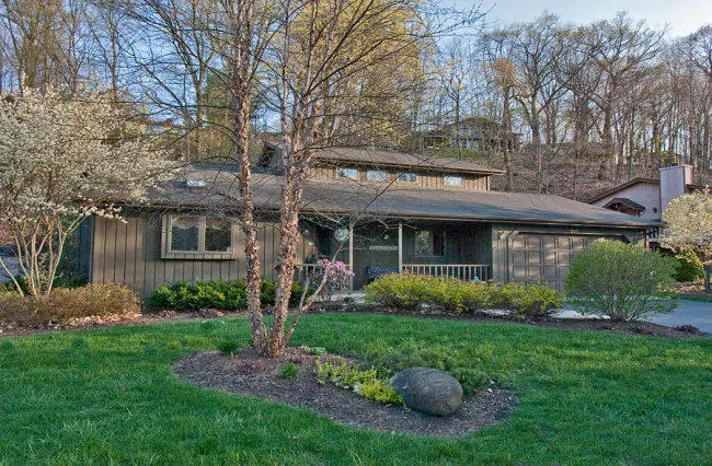 237 Jensen Dr, Fontana, WI 53125
